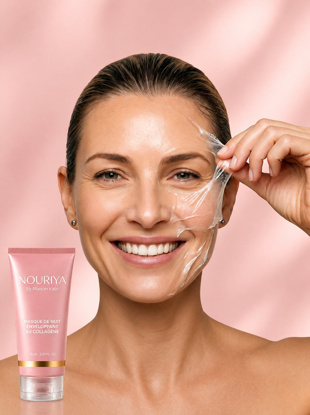 Femme retirant le masque NOURIYA, peau lumineuse